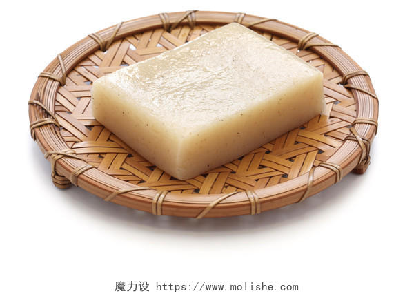 白色背景下竹编盘子上日本健康减肥食品素材